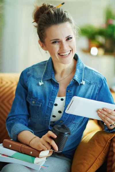 Portret Szczęśliwej Nowoczesnej Kobiety Jeansowej Koszuli Tabletem Filiżanką Kawy Badania — Zdjęcie stockowe