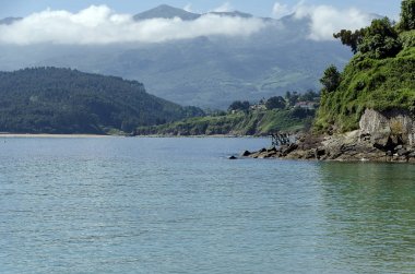 Geceleyin nehir üzerinde köprü