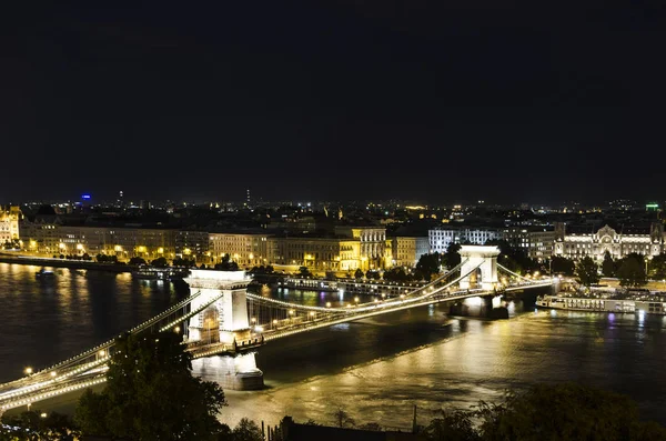 Geceleyin nehir üzerinde köprü