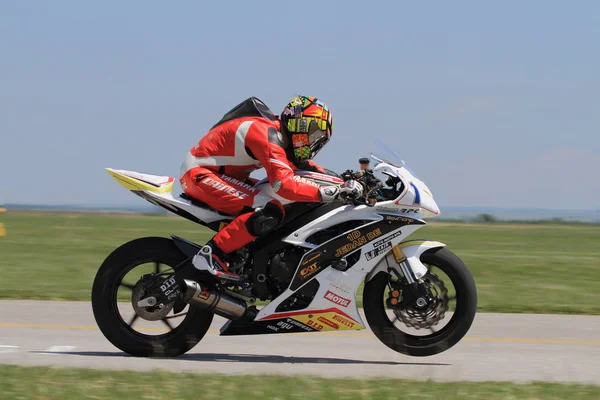 Lonely motorbike speeding up on rear wheel on the straight part of the track  in Vrsac, Serbia on 30. May 2015. — Stock Photo, Image