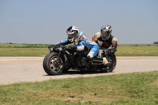 Motocicleta solitária sidecar balanceamento na curva à esquerda em Vrsac, Sérvia em 30. Maio 2015 . — Fotografia de Stock