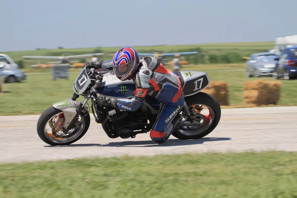 Solitario pilota motociclistico a sinistra svoltare in pista a Vrsac, Serbia il 30. maggio 2015 . — Foto Stock