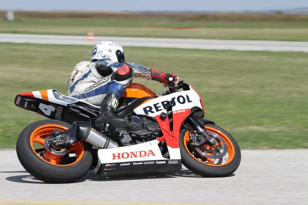 Piloto de moto solitário na curva à esquerda na pista em Vrsac, Sérvia, em 31. Agosto de 2013 . — Fotografia de Stock