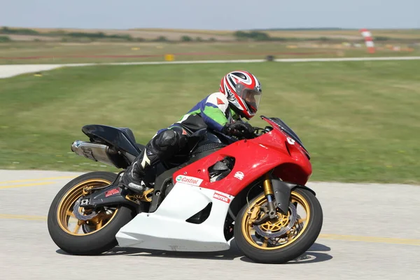 Lonely motorbike racer in the left turn on the track  in Vrsac, Serbia on 31. August 2013. — Stock Photo, Image