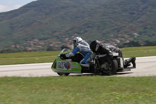 Motocicleta solitária sidecar balanceamento na curva à esquerda em Vrsac, Sérvia em 31. Agosto de 2013 . — Fotografia de Stock
