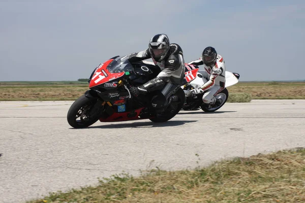 Two motorbike racers in the left turn on the track in Vrsac, Serbia on 14. May 2011. — Stock Photo, Image