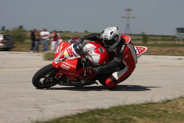 Piloto de moto solitário D. Radonjic na curva à esquerda na pista em Vrsac, Sérvia, em 14. Maio de 2011 . — Fotografia de Stock