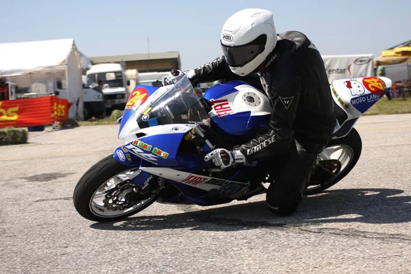 Einsamer Motorradrennfahrer — Stockfoto