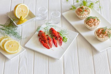 İki kırmızı haşlanmış crawfishes