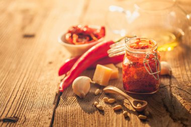 Kavanoz içinde kırmızı pesto