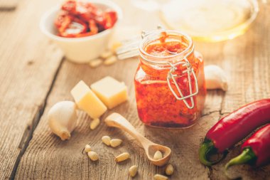 Kavanoz içinde kırmızı pesto