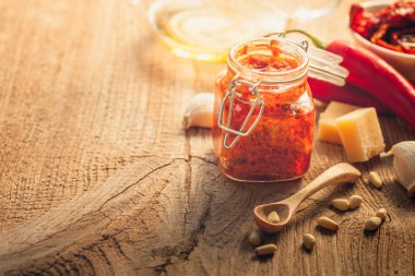 Kavanoz içinde kırmızı pesto