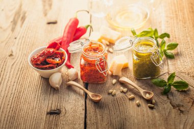 Kavanoz içinde kırmızı pesto