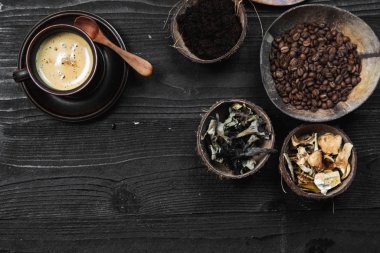 Kahve Superfood Trend, huş mantarı chaga, aslan yelesi mantarı, maymun kafası mantarı, Cordyceps, kuru ve taze mantarlar ve koyu arkaplanda kahve çekirdekleri.