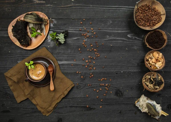 Kahve Superfood Trend, huş mantarı chaga, aslan yelesi mantarı, maymun kafası mantarı, Cordyceps, kuru ve taze mantarlar ve koyu arkaplanda kahve çekirdekleri.