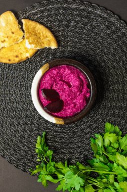 Koyu arkaplanda pancar humusu