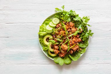 Kırmızı mercimek, fasulye, tofu vejetaryen salatası.