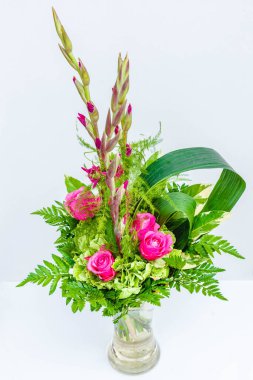 Buket kompozisyonu pembe gül ve gladiolus