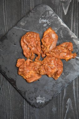 Çiğ terbiye edilmiş tavuk göğsü filetosu. 