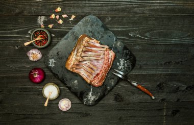 Siyah taş arka planda kuzu salkımları