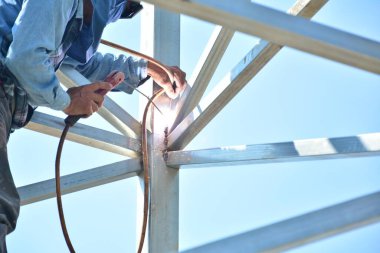 İnşaat işçileri binaya çelik döşüyorlar.