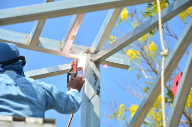 İnşaat işçileri binaya çelik döşüyorlar.