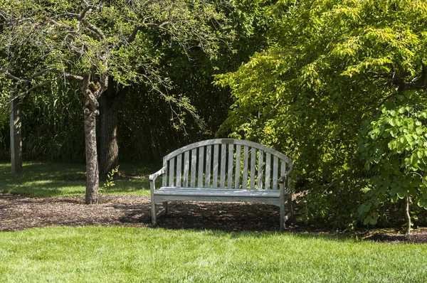 Деревянная скамейка в парке — стоковое фото