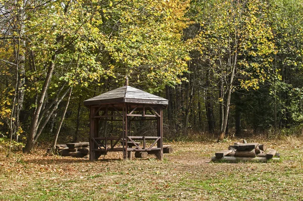 Trä pavilion i mountain park — Stockfoto