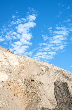 Terk edilmiş taş ocağının yamacında