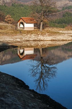Göl sularında yakın küçük Şapel 