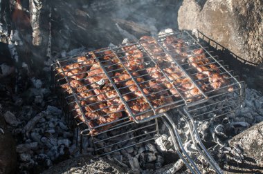 Açık şöminenin üzerinde ızgara et