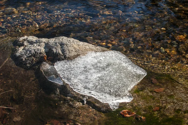 Trozo de hielo en el río de invierno —  Fotos de Stock