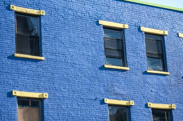 Vecchia facciata della casa dipinta blu vintage — Foto Stock