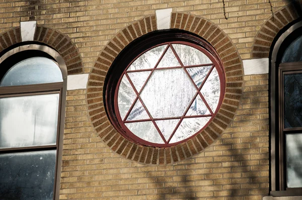 Glasfenster mit jüdischem Penthagramm — Stockfoto