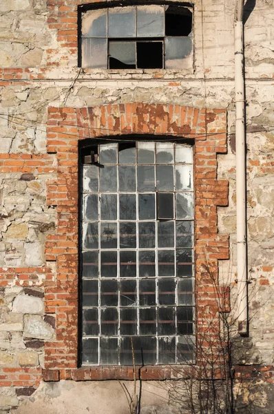 Fenêtre du vieux bâtiment industriel — Photo