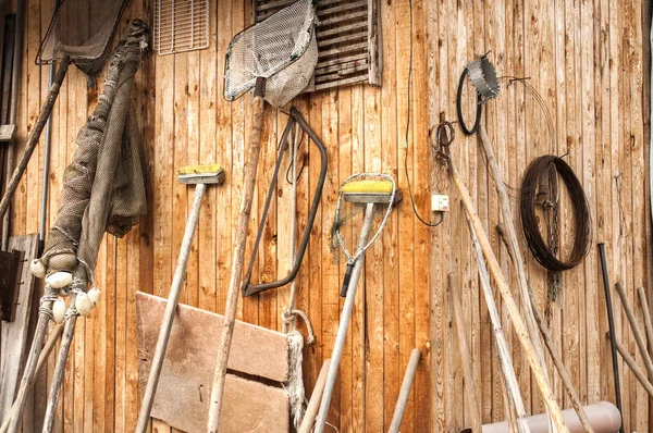 Деревянный сарай с инструментами — стоковое фото