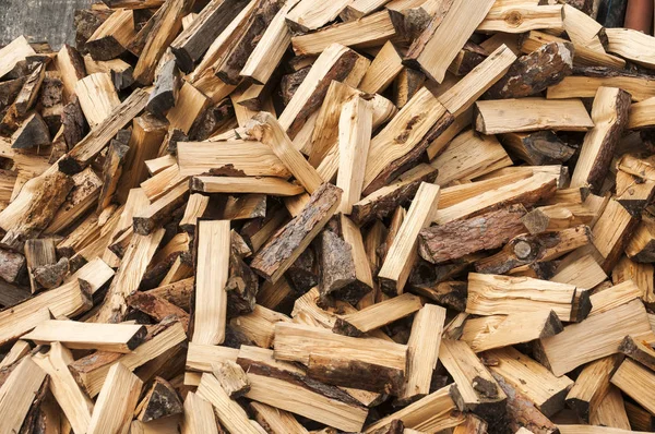 Stapel van gesneden brandhout — Stockfoto