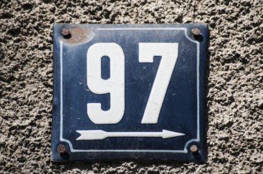 Emaye plaka numarası 97 yıpranmış