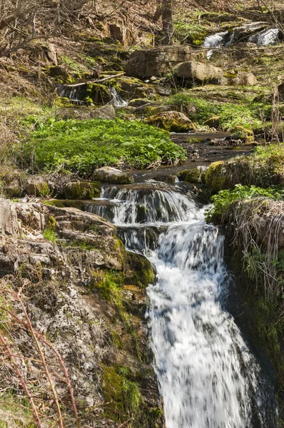 Piccola cascata rocciosa — Foto Stock