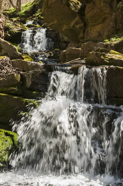 Piccola cascata rocciosa — Foto Stock