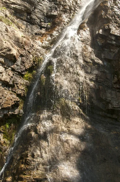 Piccola cascata rocciosa — Foto Stock