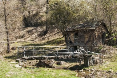 Eski grunge köy evi ve köprü