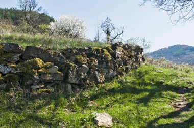 Dağ manzarası arka planda taş duvar