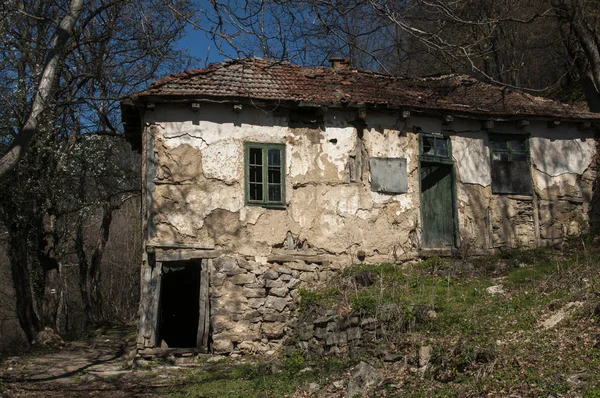 Antigua casa abandonada en primavera — Foto de Stock