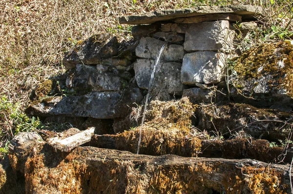 Fântâna veche de munte din piatră — Fotografie, imagine de stoc