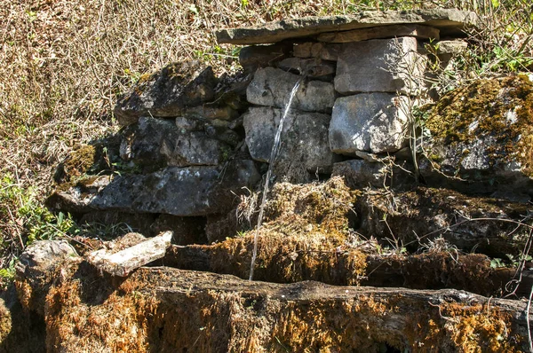 Παλιά βρύση βουνό πετρών — Φωτογραφία Αρχείου