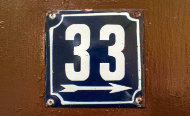 Emaye plakası 33 yıpranmış