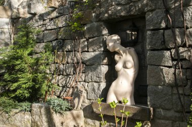 Taş çit niş içinde kadın manken gövde