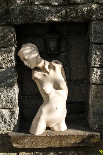 Torso of female mannequin in stone fence niche — Stock Photo, Image