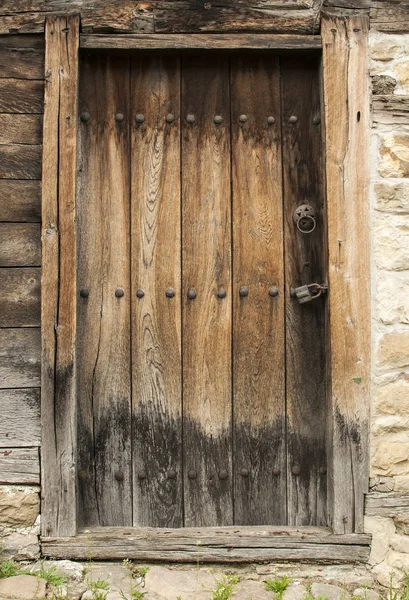 Velha porta de madeira rural — Fotografia de Stock